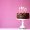 עוגת שוקולד ליום הולדת רקע ורוד