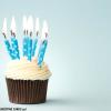 קאפקייק לבן עם נרות כחולים ליום הולדת