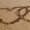 לבבות משורטטים בחול בחוף
